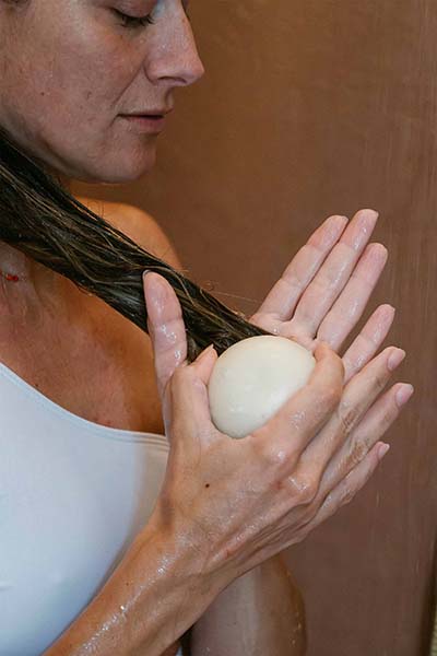 Applicazione balsamo solido lunghezze capello